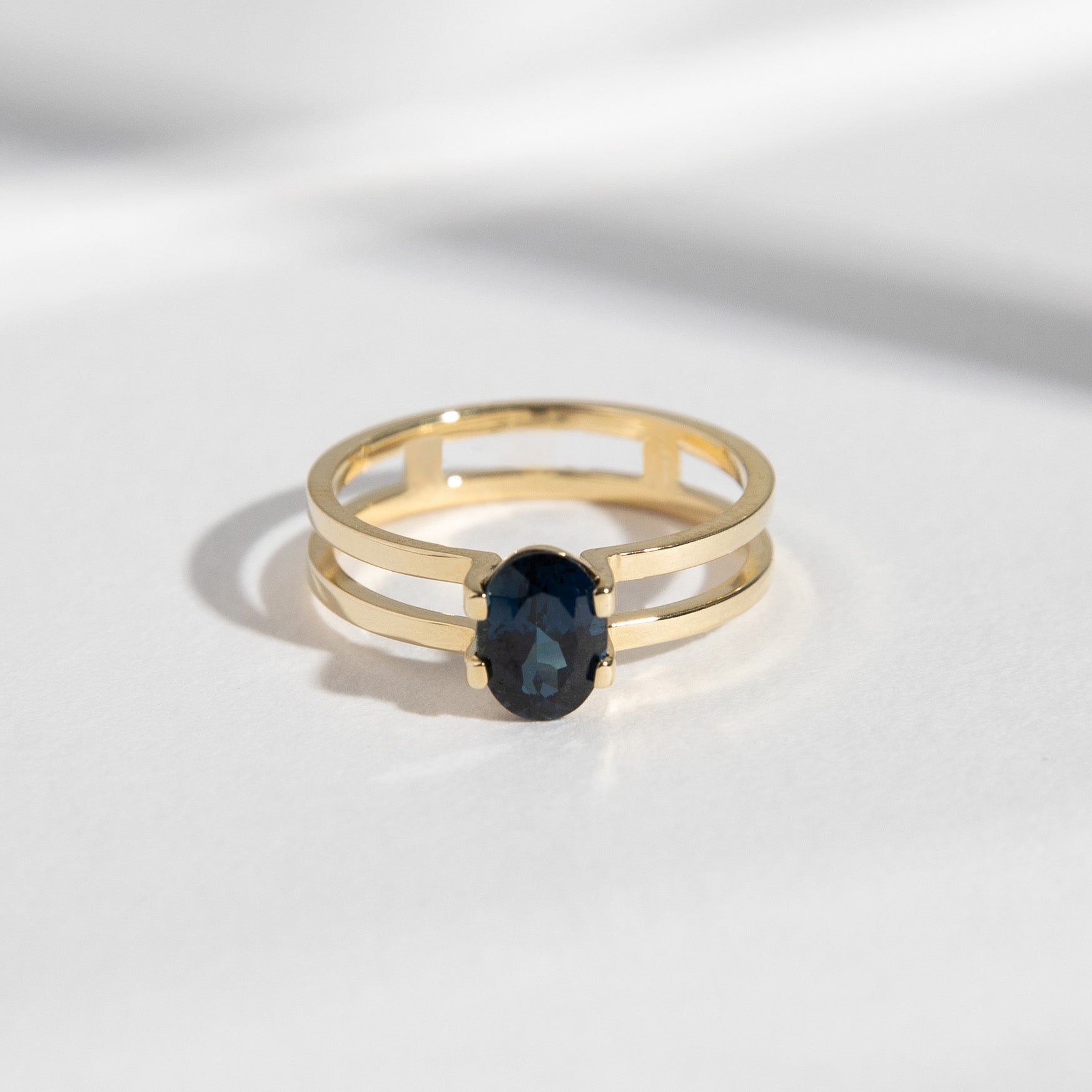 Mes Ring with 1ct Sapphire in Gold