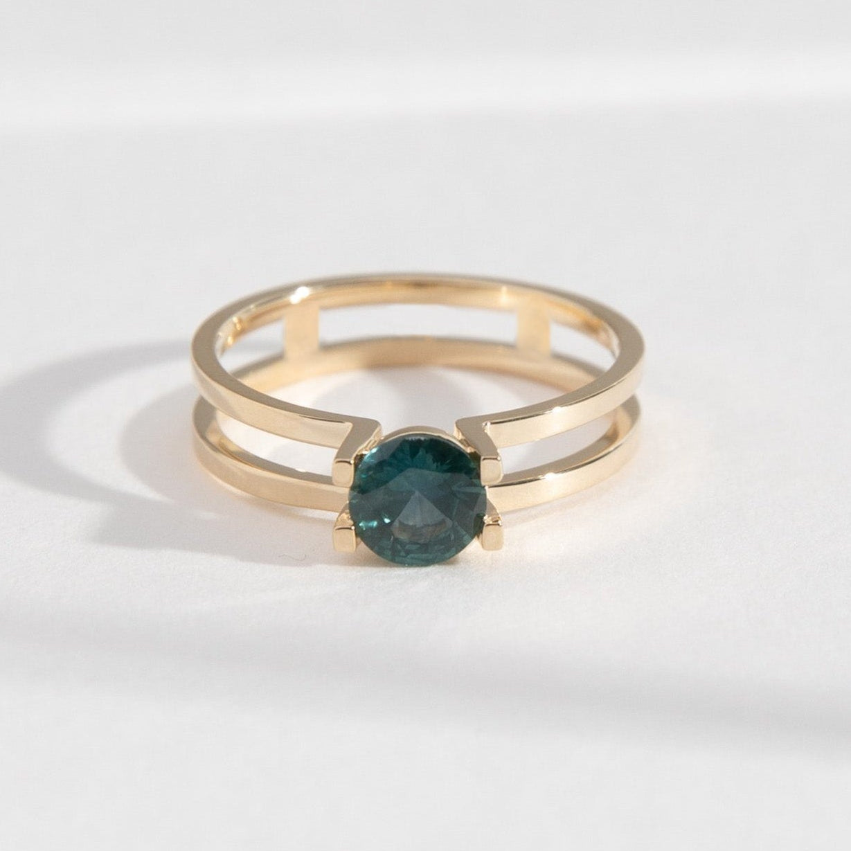 Mes Ring with 0.68ct Sapphire