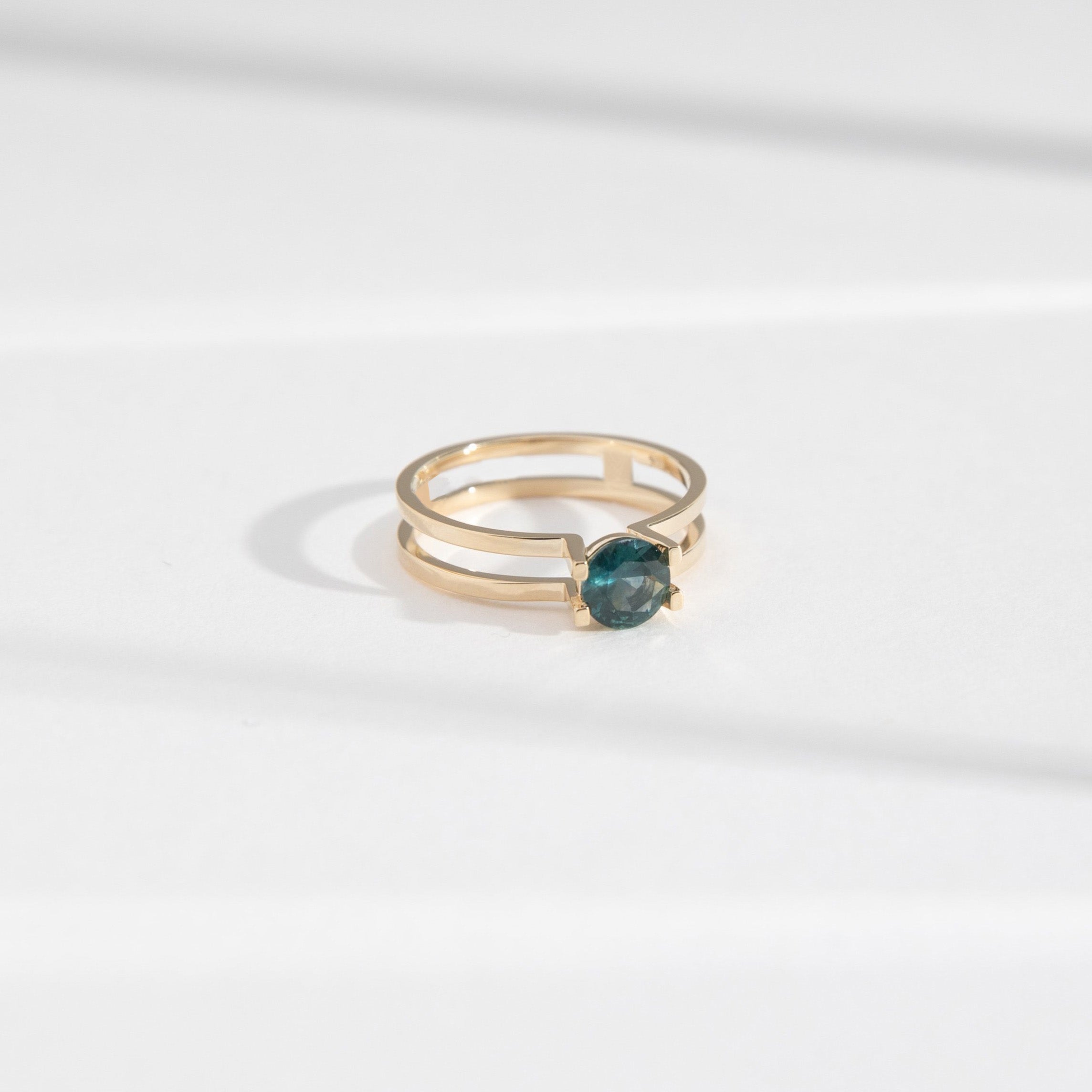 Mes Ring with 0.68ct Sapphire