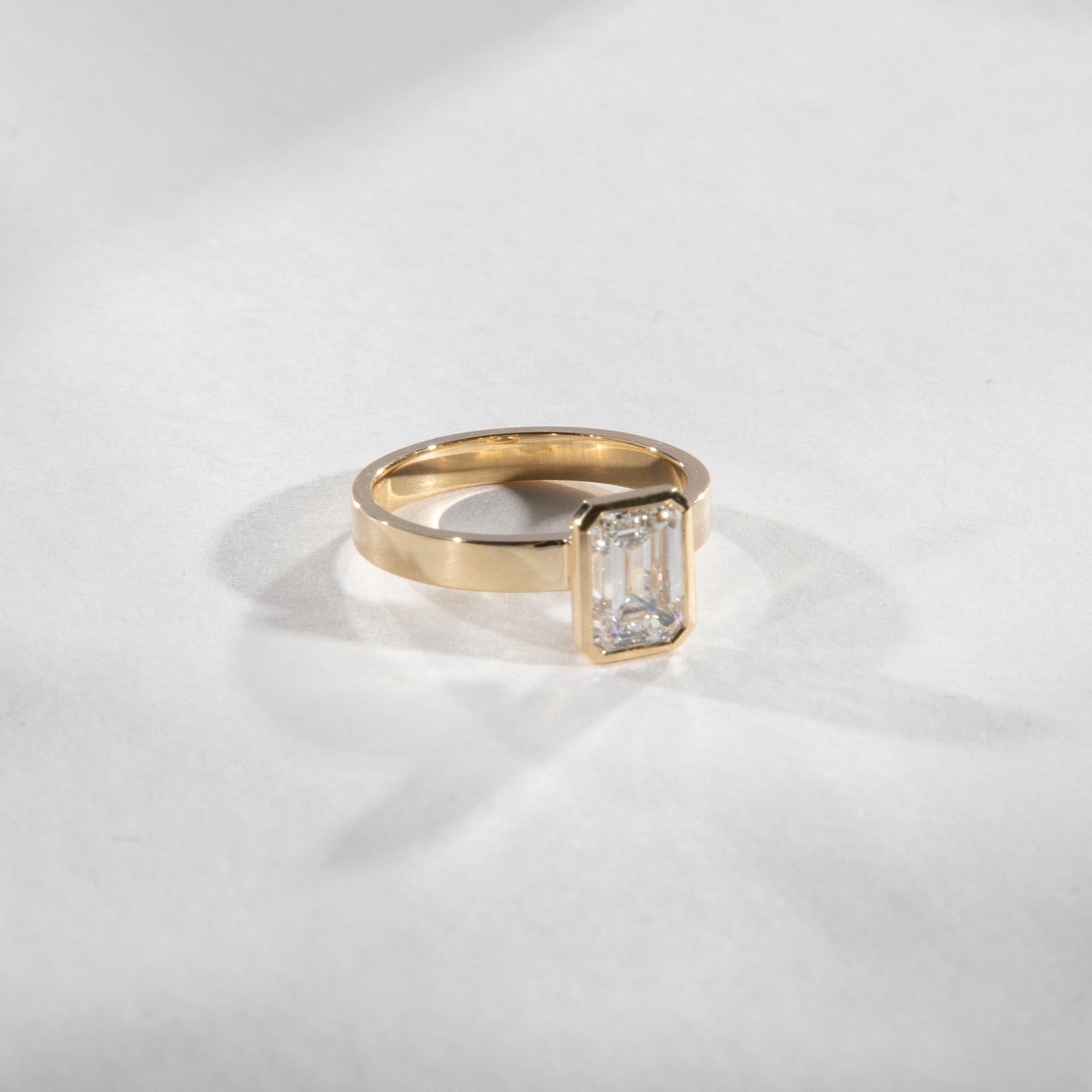 Badi Unique ring in 14k Yellow Gold set with a lab-grown diamond