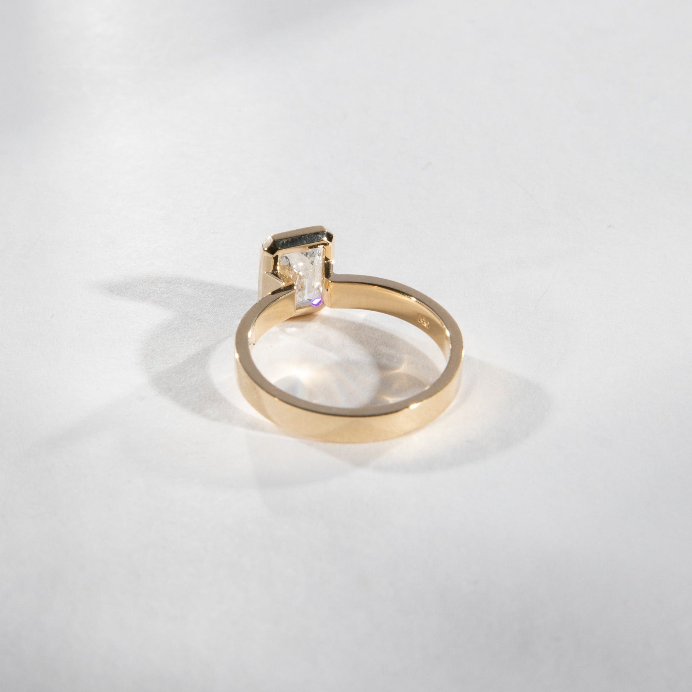 Badi cool ring in 14k Yellow Gold set with a lab-grown diamond