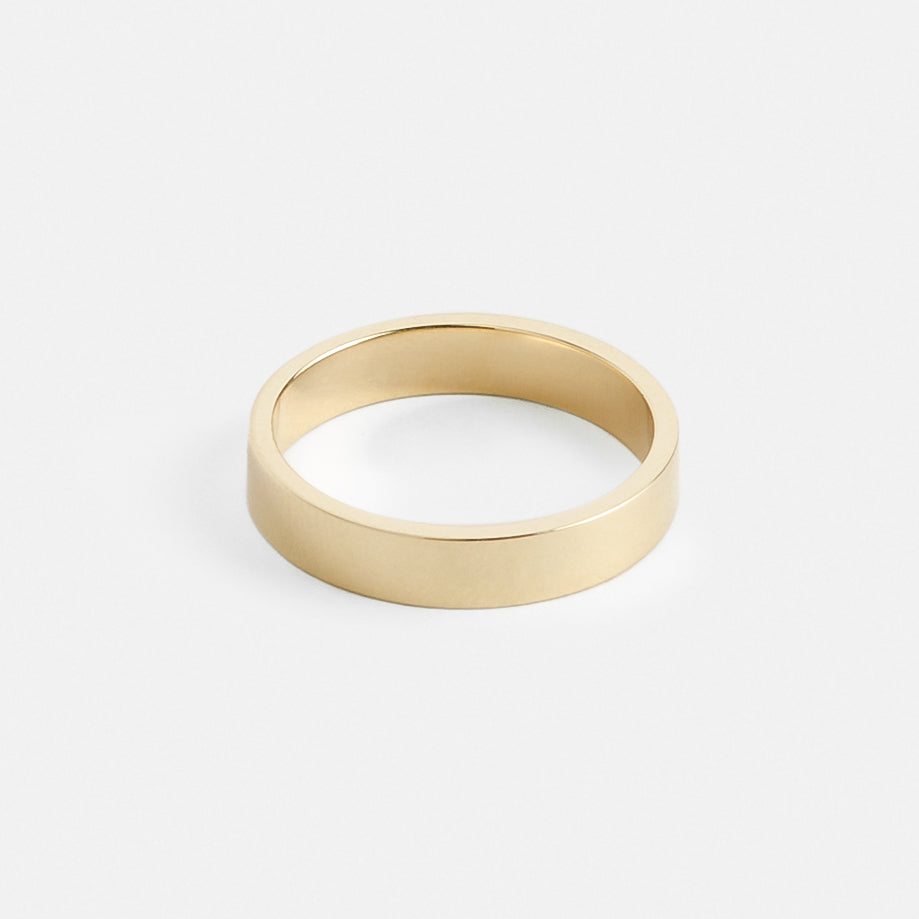 Close view of a 4mm flat profile gold wedding band